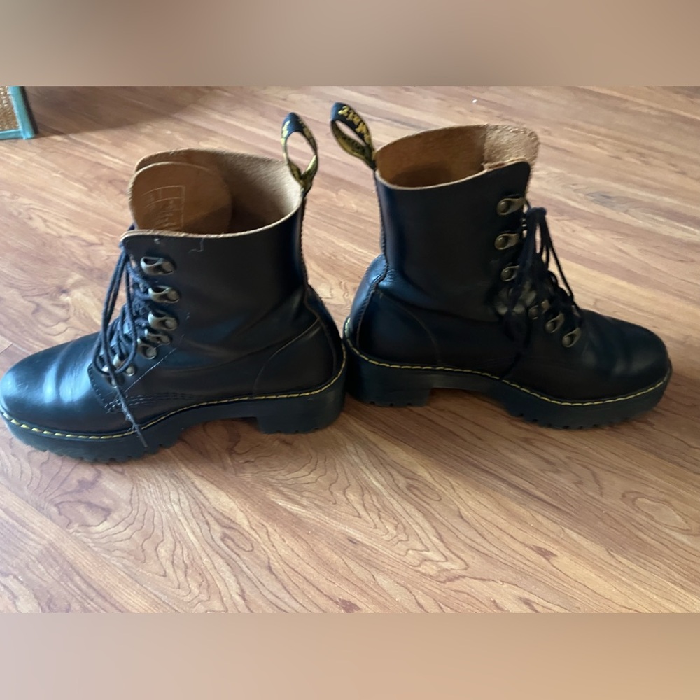 Doc Martens black Leona boot